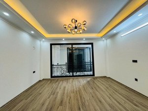 chính chủ cho thuê nhà phố ngụy như kon tum, khuất duy tiến. dt 60m2 x 6 tầng, thang máy, thông sàn