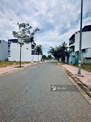 kdt mỹ gia gói 5, đường số 99 thông ra sông, song song với võ nguyên giáp dt: 109,4m2,