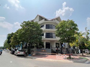 cho thuê căn góc 200,8m2 siêu đẹp 2 mt đ. hoàng trọng mậu kdc himlam q7 giá: 135tr lh: 