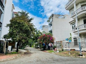 bán đất ngay liên phường, đối diện global city, đường 12m thông bàn cờ. sổ riêng, vay bank được