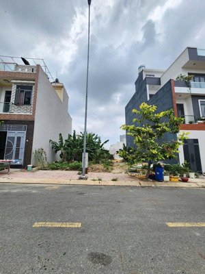 chủ ngộp cần ra gấp lô đất trong kdc phúc đạt, dt 61m2, sổ sẵn, thổ cư 100%, cách vsip 1 chỉ 500m