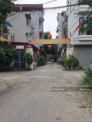 bán đất tặng nhà 4 tầng 83m mt 6,5m 3 mặt ngõ,3 ô tô tránh gần đh học mỏ bắc từ liêm