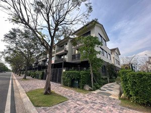 chủ cần tiền cần bán gấp nhà phố vườn 2 lầu vị trí đẹp chỉ 4.5 tỷ, lh: mr. đạt