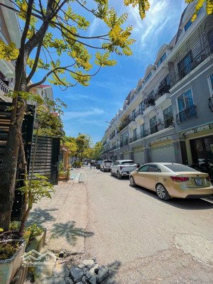 chính chủ bán nhà phân lô biệt thự 67 phùng khoang ngõ thông oto tránh vỉa hè