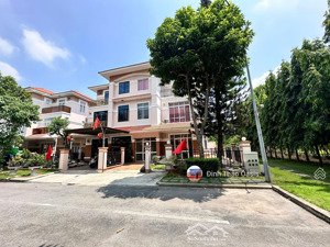 bán biệt thự 10mx18,5m kế hồ bơi và công viên tại làng chuyên gia oasis, thuận an, bình dương