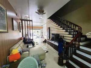 mặt phố - việt kiều châu âu hà đông - vỉa hè kinh doanh sầm uất - ô tô tránh - ở, kinh doanh