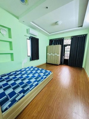 chính chủ cho thuê phòng ngủ ban công tách bếp 40m2 mặt tiền ngay chợ hoàng hoa thám tân bình