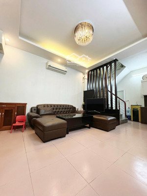 cho thuê nhà phố ngô gia tự, long biên 30mx4 tầng, giá 9 triệu. full đồ