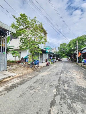 chính chủ cần sang nhượng lô đất dt 75m2, giá 1,6 tỷ, cách svd gò đậu chỉ 5p di chuyển, sổ sẵn