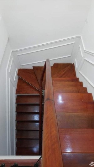 chủ nhà cần tiền bán gấp căn duplex 3n ở vin gardenia giá n 8 tỷ có tl full nội thất.lh 