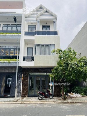 bán nhà mặt tiền gần chợ đông đô đối diện cụm 6 chung cư đang xây dựng cách thủ đức 8km