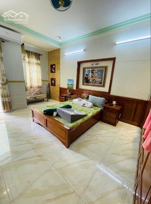 mặt đường văn cao nở hậu đẹp nội thất gỗ xịn 313m2 sàn. giá 17.39 tỷ