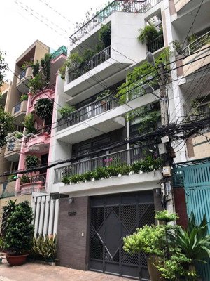 bán nhà hẻm 8m võ văn tần. p5. q3. dt: 5.5*16m. kc: 4 tầng. gía 22 tỷ tl.