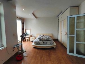 phố lê lợi - ngõ ô tô 8m - cách mặt đường chính 20m nhà 5 tầng chắc chắn .