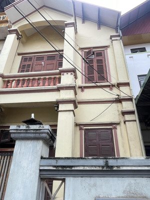 gia đình cần bán căn nhà 2,5 tầng dt 85m mt hậu 5,2m giá 6,2 tỷ trục chính của thôn đại mạch đa-hn