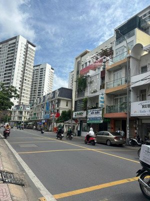 bên trong căn nhà mặt tiền đường 3 tầng cực đẹp giáp sân bay, giá chỉ 16 tỷ hơn xem là thích ngay!