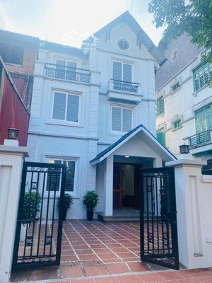 em cần ra hàng căn biệt thự hơn 200 mét. chỉ việc xách vali về ở. giá 7 tỷ xx nhỏ