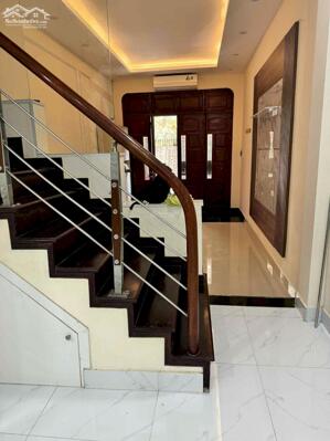 Cho thuê nhà ngõ Cù Chính Lan, Thanh Xuân, 40m2, 5 tầng, 6 ngủ, 15tr