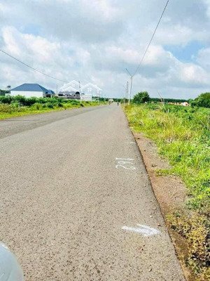 cần bán lô góc 38m2 mặt tiền nở hậu 319m2 shr ngay chợ thị xã bình long. giá 280 triệu