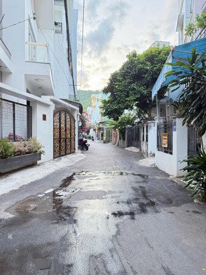 chính chủ bán nhà trung tâm tp quy nhơn, cách diên hồng 10m, cách biển đúng 1km. lh: 