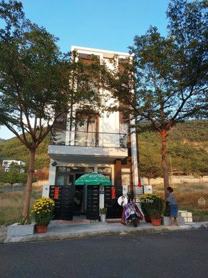 bán nhà 3 tầng 84m2 ngang 6m mặt tiền đường 20m khu đô thị hoàng phú nha trang giá rẻ