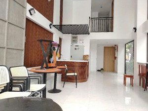 bán tòa khách sạn - căn hộ góc 2 mặt tiền liền kề phạm văn đồng, doanh thu 1.3 tỷ / năm