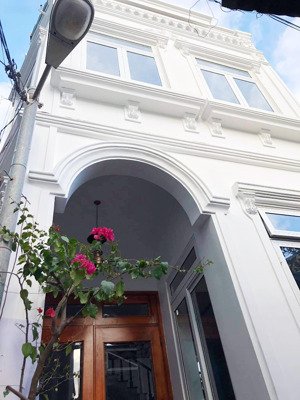 bán homestay 14 phòng đối diện chợ đà lạt, hẻm xe máy cách đường lớn 50m, đường bằng không dốc