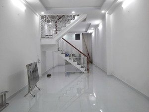 chủ cần bán gấp hạ giá sốc. nhà 2 tầng kiên cố đường 2 oto tránh nhau. chỉ 9,9 tỷ