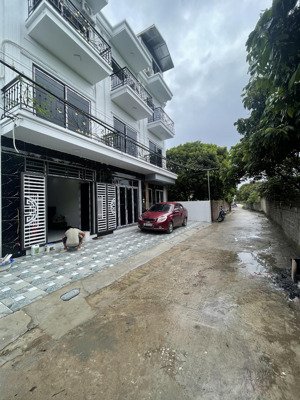 nhà 3tx41m2, ô tô đậu trc nhà, gần trường c1,c2 gần chục chính, 1km uỷ ban đông la giá 3,7 tỷ