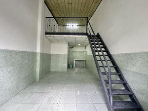 nhà nguyên căn 1 trệt 1 lầu 3. x tr