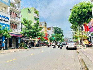 mặt tiền kinh doanh đường tân sơn nhì. vị trí sung sầm uất. ngang 4m dài 20m. đúc 2 tấm. giá 18 tỷ