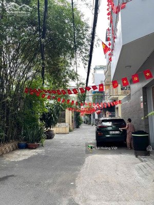 nhà 2 mặt hẻm - xe hơi - 2 lầu 4 phòng gần sân bay chỉ hơn 5 tỷ