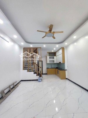 bán nhà phố hồng hà -quận hoàn kiếm -sổ đỏ vuông đét -37 m2-5 tầng-mặt tiền 3m8