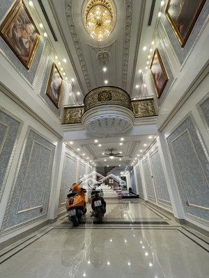 nhà mặt đường ngô gia tự - 7 tầng thang máy - kinh doanh đỉnh của chóp - siêu phẩm có 102