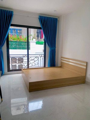 tòa nhà dịch vụ, lê trọng tấn, thanh xuân, sát đại học y. 1km các đại học. 17 phòng. thu nhập 80 tr