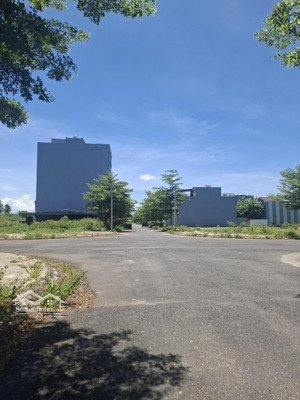 biệt thự vip kđt green city, ngang 10m giá sụp hầm, 20 triệu / m2, 200 m2, đẹp, nhiều tiện ích