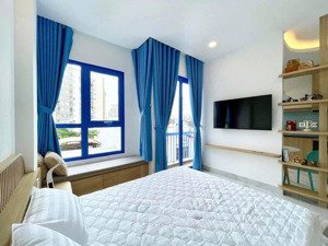 cho thuê căn hộ dịch vụ quận 7, studio bancong lớn gần lotte trường rmit và tđt