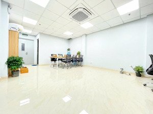 cho thuê văn phòng nguyên sàn phố nguyễn hồng đống đa
giá chỉ 11tr liên hệ 