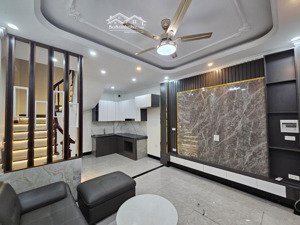 nhà đẹp dt 32m2 giá 5.85 tỷ trung tâm thanh am-15m ra đường ô tô, ngõ nông , rộng,