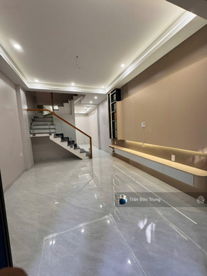 dãy 8 căn ở miếu hai xã. diện tích 40-45m2 xây mới 4 tầng.