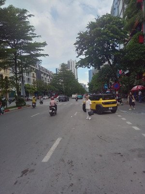 không có căn thứ 2 - mặt phố trần thái tông víp - vỉa hè - có hầm - 153m2 - 8 tầng - 8.5m mặt tiền