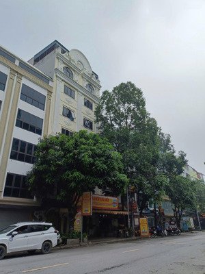 tòa văn phòng 8 tầng mặt tiền khủng 10m ngay ngã 5 2 mặt đường giá đầu tư