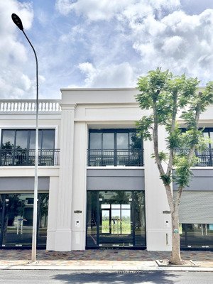 hơn 8 tỷ mua nhà view hồ mặt đường chính đảo vũ yên. đáp ứng nhu cầu để ở và kinh doanh