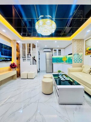 bán gấp nhà đống đa, 5tầng, vài bước ra phố, tiện ích ngập tràn