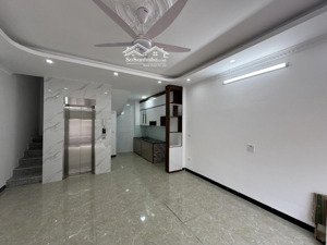7,65 tỷ nhà gara ô tô, thang máy, ngõ thông, 52m2, nở hậu, hiếm lắm