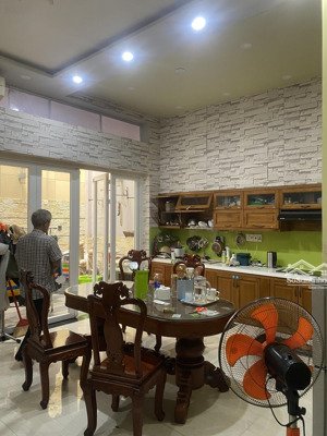 cần tiền bán gấp nhà mặt tiền đường số 85 phường tân quy quận 7