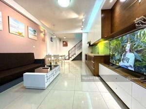 tài chính 7 tỷ có nhà bồ đề, dân xây mới, chắc chắn. cực gần cầu chương dương