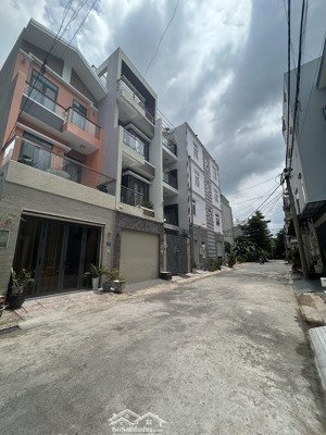 bán gấp lô đất hxh 64m2, ngay bùng binh phú hữu, khu phân lô đồng bộ, xd cao tầng. giá 5.5tỷ.