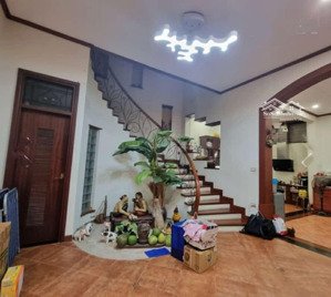 siêu biệt thự cầu giấy 212m2, mt 8m toàn quan chức cấp cao - bảo vệ canh gác 24/7 - an ninh đỉnh