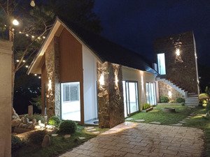 căn villa sân vườn xinh đẹp view đồi thông cao thoáng săn mây ven đà lạt
